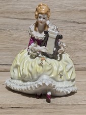 STATUINA IN PORCELLANA DI CAPODIMONTE RAFFIGURANTE UNA "DAMA CON LIRA"