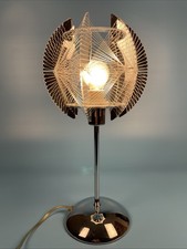 Lampada da tavolo nello spazio