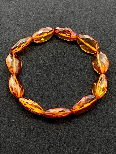Bracciale ambra intagliato - , a