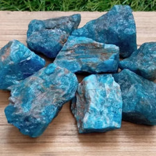 Pezzo di apatite blu grezzo