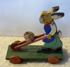 Antico giocattolo tedesco in legno dipinto lepre coniglio giardiniere carriola con cesto