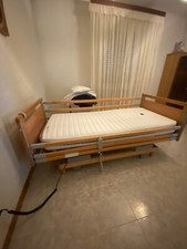 Letto elettrico con sbarre per disabili, rete a doghe snodabili in 5 posizioni