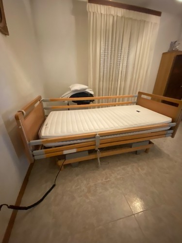 Letto elettrico con sbarre per