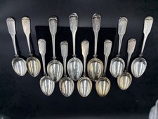 Un set di 12 cucchiaini da