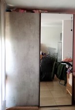 armadio grigio, ante scorrevoli,  con specchio,  usato in buone condizioni 