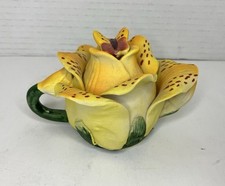 Rosa gialla in ceramica stile