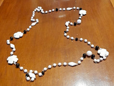 Collana lunga di bigiotteria color bianco e nero