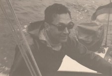 B3 -  Foto Photo Fotografia Anni  60 - Uomo su Imbarcazione Occhiali sole