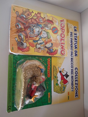 Topolino 3677 con statua