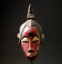 Antiquariato africano appeso a