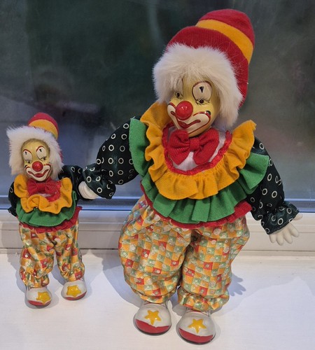 Porcelain clowns holding - clowns,