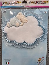 FIOCCO NASCITA COCCARDA FUORI PORTA RICAMARE PUNTO CROCE ORSO CHE DORME AZZURRO