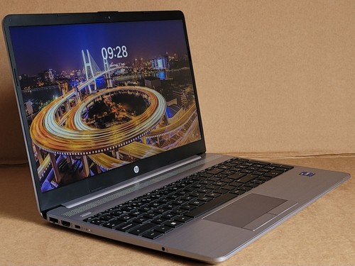 250 core i7 1255u - g9, 15,6"