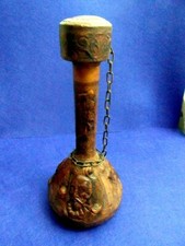 BOTTIGLIA DA ARREDO COLLO LUNGO RIVESTITA IN PELLE LAVORATA.