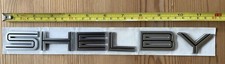 Scritta Shelby in plastica, ad