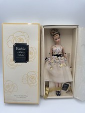 Rara bambola Mattel DGW56 classica abito da cocktail in pietra di seta nuova con scatola