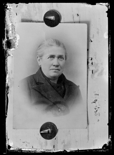 Studio portrait woman bust - studio,