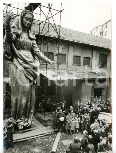 1954 milano folla circonda - milano,