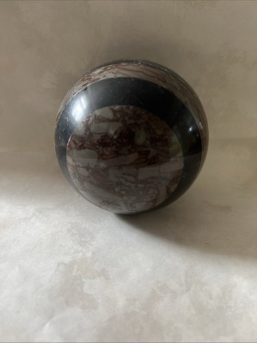 Sfera marmo roccia righe - di,