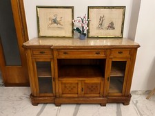 Madia (credenza) antica in legno con cassetti. Ripiano in marmo. 