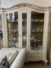 vetrina da salotto e tavolo