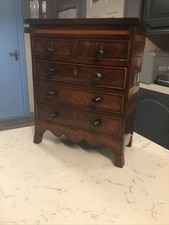 BELLISSIMA MINIATURA ANTICA PROVINCIALE, CASSAPANCA IN MOGANO REGGENZA CIRCA-1830.