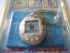 1997 Tamagotchi Angel portachiavi elettronico animale domestico Bandai perla ali oro bianco