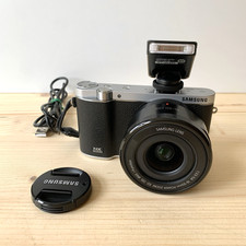 Fotocamera mirrorless compatta