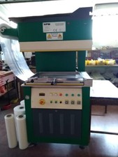 MACCHINA IMBALLAGGIO E CONFEZIONAMENTO CON PELLICOLA ASPIRATA A CALDO