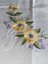 Tovaglia  Centro Tavola ricamo fatti A Mano Fiori Filo Sfumati Pari Al Nuovo