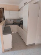 Cucina completa di elettrodomestici. 