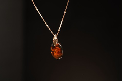 Collana con ciondolo ambra