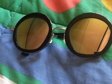 Occhiali da sole unisex, montatura nero e oro con lenti a specchio