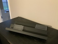 Vassoio Alessi V serve croccanti e crudità, finitura nera con contenitori in perspex