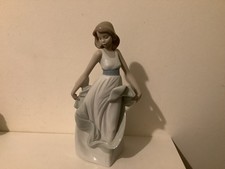 BELLISSIMA FIGURINA NAO BY LLADRO “MY NEW DRESS” EX CONDIZIONI ALTA 10”