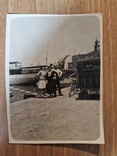 20924. Foto uomo con donne porto da identificare barca auto targa Roma Balilla? 