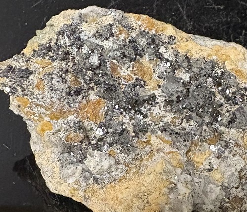 Condrodite con magnetite