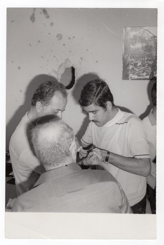 1969 medico che cura feriti - 1969,