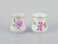 Meissen, due piccoli vasi in porcellana "Rosa Rosa" dipinti a mano con rose r...