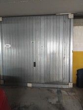 portone basculante garage in alluminio con porta di servizio lato sinistro