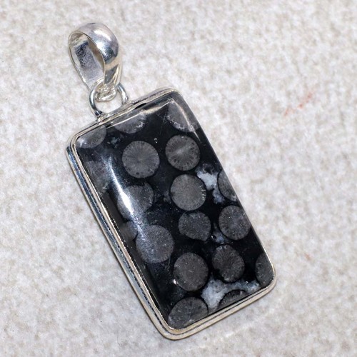 Ciondolo corallo fossile nero