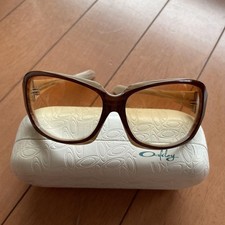 Occhiali da sole Oakley con custodia