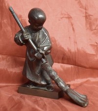 bronze Scultura in BRONZO  EUGENIO PELLINI "BAMBINO CHE SPAZZA" inizio 1900