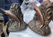 spada vela pesce statue