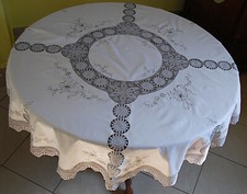 Tovaglia rotonda ricamata a mano con inserti all’uncinetto  • Vintage