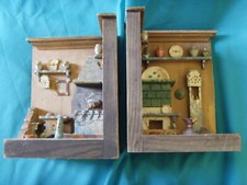 2 fermalibri con minuscoli particolari cucina. Genere Dolls House.  Anni '50-'60