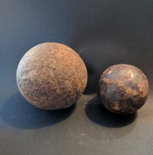 Lotto 2 palle di Cannone in ferro XVII sec. calibro cm.6, 8