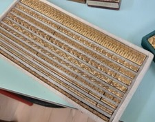 70 pezzi componibili di fregi in ottone per cornici e dorsi di libri per stampa