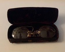 Antichi occhiali rotondi pince-nez dorati vintage 1920s con custodia Originale