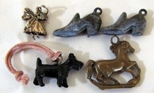 Lotto di 5 antichi ciondoli cavallo a dondolo, scarpe, cane Scotty e angelo in argento sterling